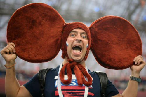 Потрясающий коммерческий успех фильмов «Чебурашка» и «Чебурашка-2» породил запрос на толкование этого феномена. Тем самым продолжается уже имевшее место переосмысление серии советских мультфильмов с милым ушастым героем. Почему эта фигура нашла такой отклик у зрителя и как ее интерпретируют исследователи – в материале обозревателя Альберта Бикбова.