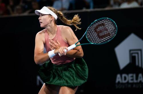 Мирра Андреева выиграла теннисный турнир WTA в Аделаиде, обыграв Викторию Мбоко