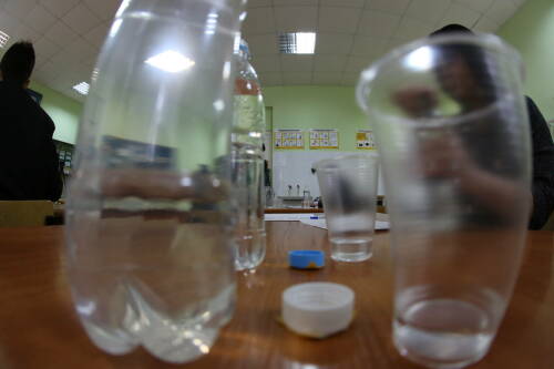 «Крышки выделяют его не меньше, чем бутылка»: чем опасен микропластик в питьевой воде?