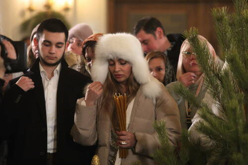 Можно ли на службе садиться, отвечать на телефон?: батюшка о том, как вести себя в храме