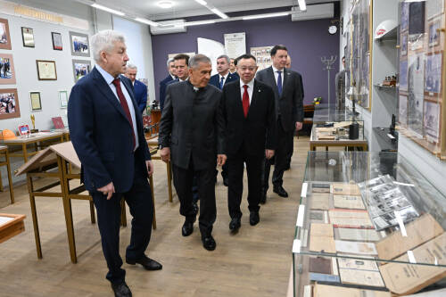 Файзуллин и Минниханов осмотрели экспозиции КГАСУ и ознакомились с проектами студентов