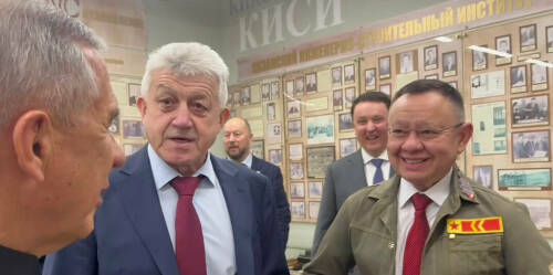 Ирек Файзуллин во время визита в музей КГАСУ примерил свою старую форму времен студотряда