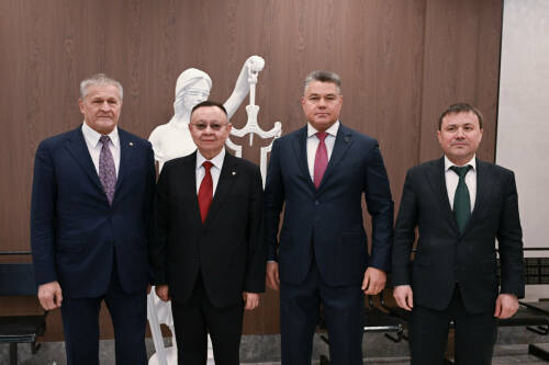 Файзуллин и Песошин осмотрели новое здание Кировского районного суда Казани