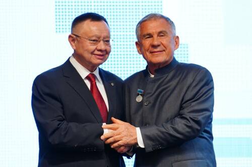 Рустаму Минниханову вручили звание Почетного строителя России