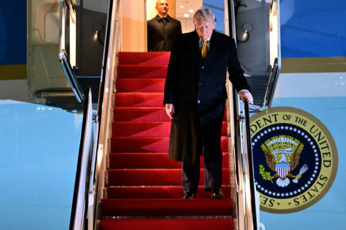 «В Париж и в сауну»: Европа встречает Трампа критикой и странными приглашениями