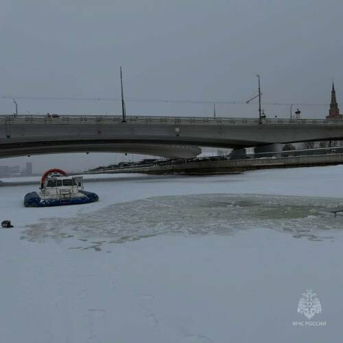 Снегоход с людьми провалился под лед Казанки у Кремлевской дамбы
