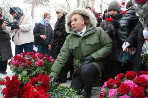 Расим Баксиков возложил цветы к памятнику блокадникам в Дербышках