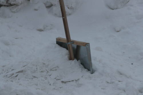 Может ли работодатель заставить сотрудника убирать снег – ответ юриста