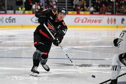 Защитник «Авангарда» Шарипзянов заработал очки в каждом матче января