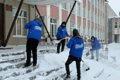 Молодогвардейцы Казани и районов Татарстана вышли на уборку социальных объектов от снега