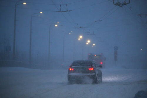 Татарстанцев призывают отказаться от поездок на личных авто в снегопад
