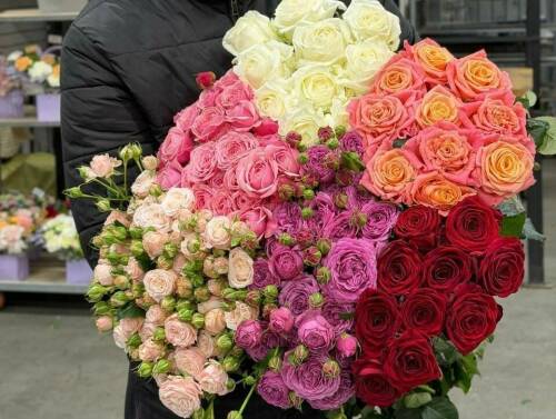 В Мамадыше сняли первый урожай роз с нового тепличного комплекса