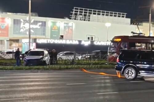 Водителю легковушки стало плохо, авто вылетело на рельсы в Казани