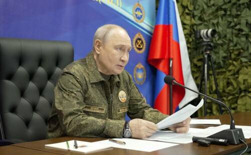 Президент РФ Владимир Путин во время во время посещения вспомогательного пункта управления Объединенной группировки войск оценил профессионализм действий противовоздушной обороны, но указал на необходимость повысить эффективность ее работы