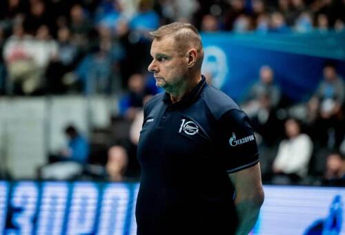 «Зенит» из Санкт-Петербурга во втором туре Суперлиги уступил новосибирскому «Локомотиву». Да и вообще, начало  сезона для подопечных Владимира Алекно вышло так себе. С чем это связано, выведет ли наставник клуб на новый уровень и чего ждать от грядущего матча с «Зенитом» Алексея Вербова - в материале «ТИ-Спорта».