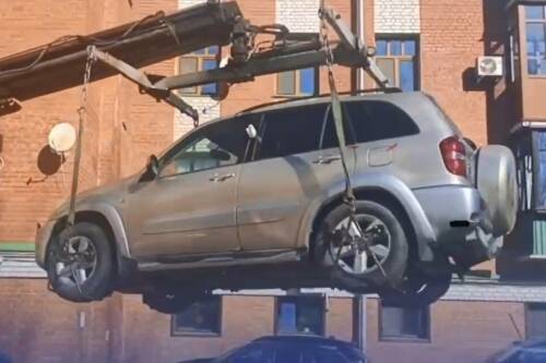 В Казани судебные приставы арестовали автомобиль Toyota RAV4, принадлежащий должнику &ndash; его долг по алиментам составляет три миллиона рублей