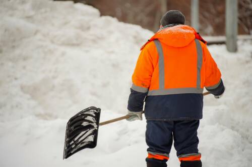 Сегодня в Казани на уборку снега во дворах вышли 1,2 тыс. специалистов