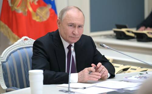 Президент России Владимир Путин поручил правительству проработать возможность дополнительной поддержки семей с детьми &ndash; речь идет о частичном или полном погашении ипотечного кредита за счет государства при рождении четвертого и последующих детей