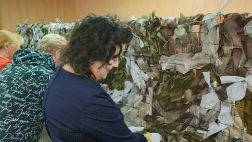 «Каждую сеть плетем с молитвой»: нижнекамские волонтеры плетут сети для бойцов СВО
