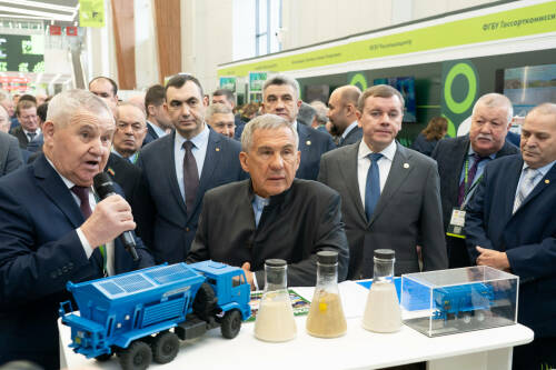 Рустам Минниханов осмотрел сельхозвыставку «Казань Агро»