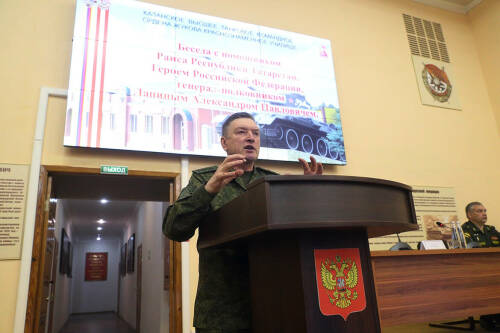 Герой России Александр Лапин пообщался с курсантами Казанского танкового училища