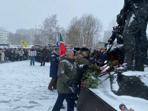 В Казани возложили цветы в честь 37-й годовщины вывода войск из Афганистана