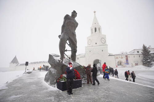 Рустам Минниханов возложил цветы к памятнику Мусе Джалилю
