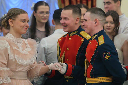 В один из главных праздников православных христиан – в день Сретения Господня – в Казани прошел традиционный бал. Он приурочен был и ко Дню православной молодежи, который тоже отмечался накануне. О том, что танцевали, кто был среди участников и зрителей бала, а также о связи мероприятия с помощью СВО – в репортаже «Татар-информа».