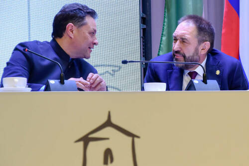 Елабужский район удерживает лидирующие позиции в рейтинге социально-экономического развития республики: ВТП составил 535 млрд рублей, а предприятиями отгружено продукции почти на 1,2 трлн рублей. Вместе с тем на сессии района Алексей Песошин обратил внимание на нехватку кадров, долги по налогам и работу с мигрантами.