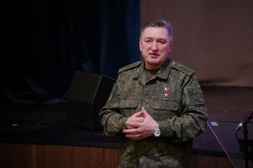 В Казанском суворовском военном училище Герой России, генерал-полковник Александр Лапин, поздравил курсантов с Днем защитника Отечества
