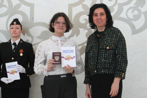 «Вы будете героями России»: в казанской «Чаше» 20 школьникам вручили паспорта