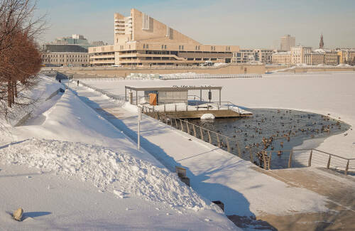В Казани вскоре начнется обновление последнего неблагоустроенного участка набережной озера Кабан протяженностью 1,5 км. Проект предусматривает строительство амфитеатра, смотровых площадок, пешеходных дорожек и удобных спусков к воде. При этом взрослые ивы, ставшие частью узнаваемого городского ландшафта, сохранят. Рассказываем о деталях проекта.