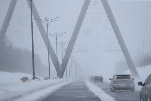 Автоэксперт Лыткин объяснил, почему водители попадают в снежные «ловушки»