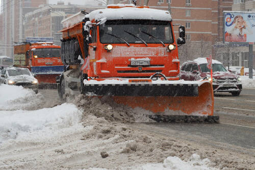 Последствия мощных снегопадов стали главной темой делового понедельника в мэрии Казани. Городские службы работают в усиленном режиме, однако из-за аномальных осадков снежные завалы по-прежнему остаются серьезным вызовом. Как Казань переживает снежную стихию и на чем власти сосредоточат усилия в ближайшие дни – в материале «Татар-информа».