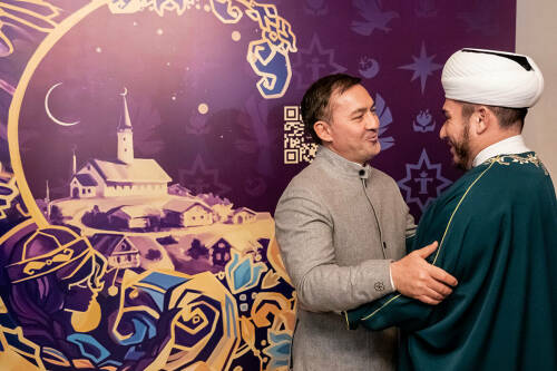 Накануне в Казани прошел первый ифтар Рамадана, который традиционно много лет проводит предприниматель Радик Абдрахманов. Он собрал именитых гостей, в том числе представителей власти. Что подготовили в этот раз – в материале «Татар-информа».