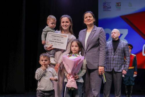 В Альметьевске прошла торжественная церемония вручения свидетельств на получение социальной выплаты для улучшения жилищных условий двум молодым семьям участников специальной военной операции