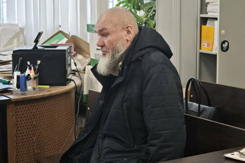 В Вахитовском суде Казани 60-летнего пенсионера судят за то, что он, зная о работе ячейки ИГИЛ* в Татарстане, не сообщил о ней в правоохранительные органы. Он молчал, когда обсуждалась «борьба с неверными», одобрялись теракты по всему миру. Сам мужчина уверяет, что всего лишь встречался с друзьями. Подробнее в репортаже «Татар-информа».