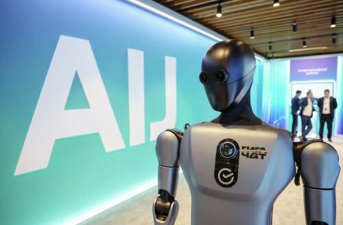 Вместо людей: как нейросети перестают быть чат-ботами и становятся сотрудниками