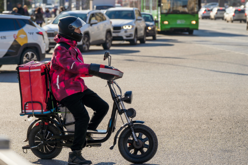 Метшин поручил разработать правила безопасной езды для курьеров на электровелосипедах