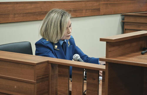 В Казани суд продолжает разбираться в иске прокурора Татарстана Альберта Суяргулова к бывшему судье Аделю Минапову. Ведомство уверено, что мужчина утаил и не задекларировал доходов на 207 млн рублей, их и просит изъять в доход государства. О дорогих иномарках, элитных квартирах и щедрых подарках – в репортаже «Татар-информа».