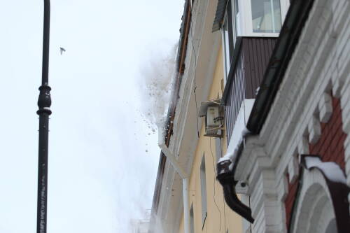 В республике объявлено предупреждение о риске падения снежных масс и сосулек с кровель зданий