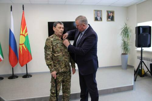 «Надо же кому-то защищать»: в Заинске бойцу СВО вручили медаль «За отвагу»