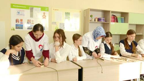 «Надеюсь, солдатам это поможет»: школьники Нижнекамска плетут браслеты выживания