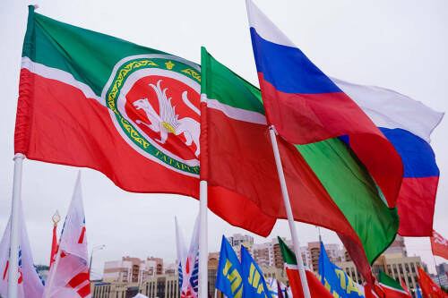 Крылатый барс украшает герб Татарстана уже 34 года, но в начале 1990-х, когда утверждался официальный символ республики, не всем было очевидно, что именно он должен стать центром композиции. Более того, даже авторство Назыма Ханзафарова могло кануть в Лету, если бы не его сын. История создания геральдического символа – в материале «Татар-информа».