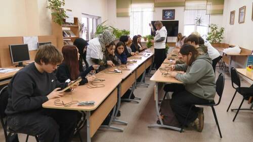 «Может стать надеждой»: студентов Нижнекамска научили плести браслеты выживания для СВО