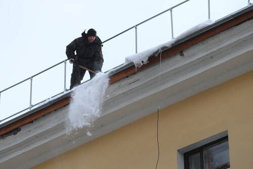 За сутки в Казани очистили от снега и наледи 116 крыш