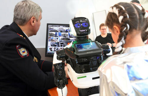 Рустам Минниханов создал межведомственную комиссию по вопросам ИИ и провел Совет Безопасности РТ по защите учащихся школ. А в Москве делегация Татарстана презентовала 20-й РВФ, который пройдет в Казани. Эти темы в «Акцентах недели» обсудили главный редактор «Татар-информа» Ринат Билалов, обозреватель Альберт Бикбов и ведущий Артур Халилуллов.