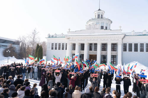 В Казани провели массовый патриотический флешмоб в честь воссоединения Крыма с Россией