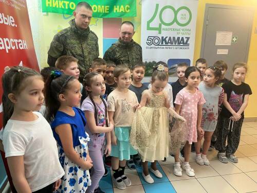 В детсаду Челнов бойцы СВО встретились с детьми, которые собрали для них подарки