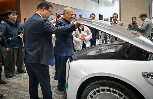 Раис Татарстана Рустам Минниханов прибыл с рабочим визитом в Хэфэй, административный центр китайской провинции Аньхой. В ходе поездки он познакомился с передовыми технологиями искусственного интеллекта, обсудил совместные проекты с китайскими партнерами и протестировал новый кроссовер Maextro S800. Подробности поездки – в материале «Татар-информа».